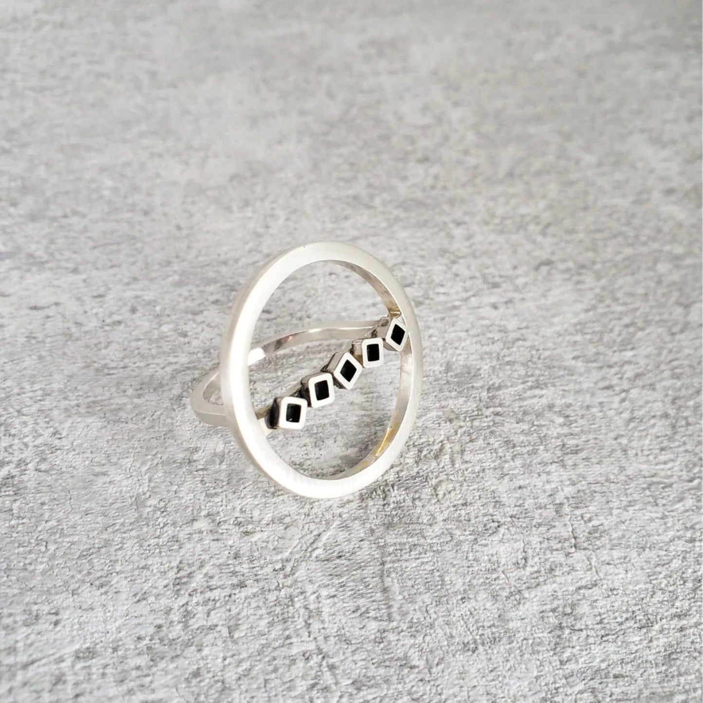 Cubos Circle Ring